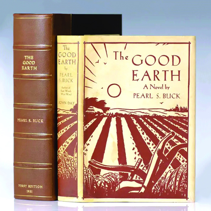 Ấn bản đầu tiên của Đất lành, NXB John Day, New York năm 1931, có một chú thích sửa lỗi của tác giả vì từ fleas (bọ chét) bị viết nhầm là flees (chạy trốn).