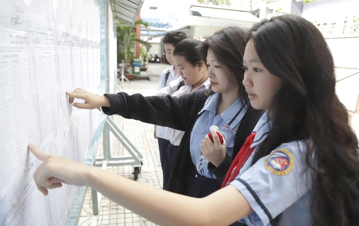 Thí sinh xem danh sách phòng thi tại điểm thi Trường THCS Hoàng Văn Thụ, Q.10, TP.HCM sáng 5-6  - Ảnh: NHƯ HÙNG