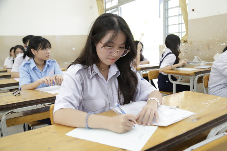 Thí sinh làm thủ tục trước giờ thi môn tiếng Anh tại điểm thi Trường THCS Bàn Cờ, quận 3, TP.HCM - Ảnh: NHƯ HÙNG