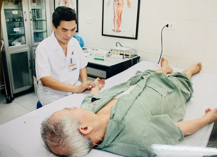 Dùng y học cổ truyền thăm khám và chữa trị cho bệnh nhân - Ảnh HÀ LINH