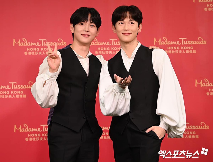 Im Si Wan được Bảo tàng Madame Tussauds Hong Kong mời tham dự sự kiện ra mắt tượng sáp của chính mình. Nam diễn viên 'Bước chân thép' là nghệ sĩ Hàn đầu tiên được bảo tàng nổi tiếng này chọn đúc tượng.