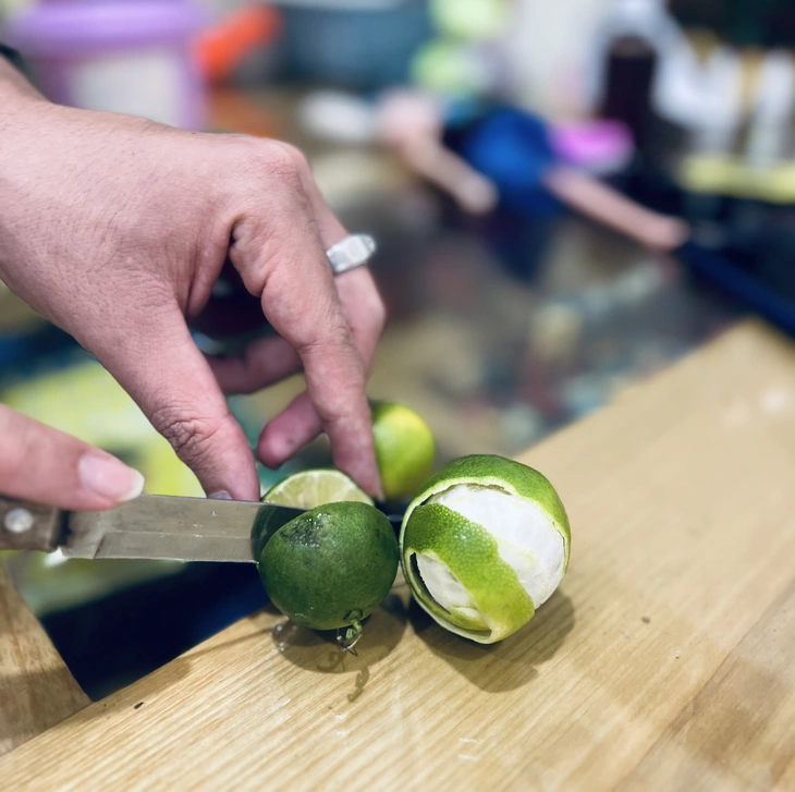 Phần tốt nhất của quả chanh, tưởng bỏ đi nhưng lại Ngoài nước cốt, lõi thì vỏ chanh cũng có rất nhiều công dụng đối với sức khỏe - Ảnh: TƯỜNG VY