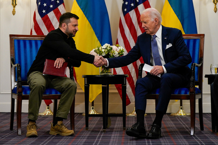Tổng thống Mỹ Joe Biden và Tổng thống Ukraine Volodymyr Zelensky gặp nhau tại Paris, Pháp, ngày 7-6 - Ảnh: REUTERS