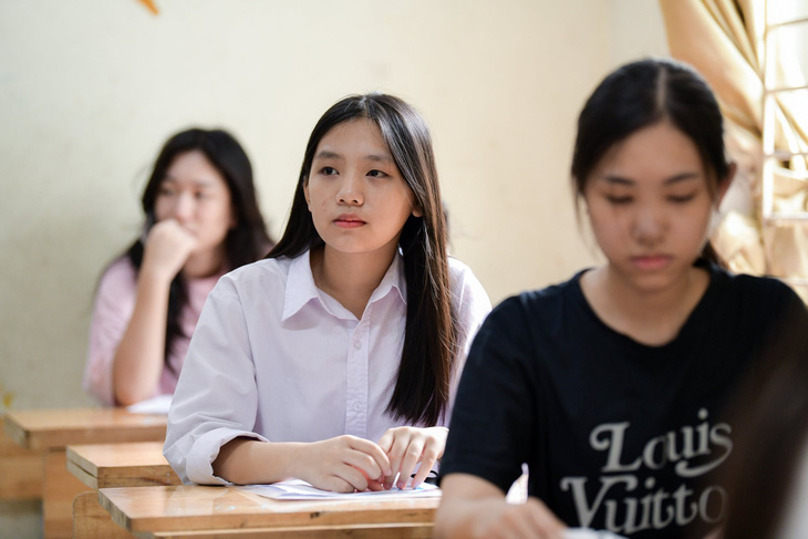Thí sinh nghe phổ biến quy chế thi tại một điểm thi ở Hà Nội - Ảnh: NAM TRẦN