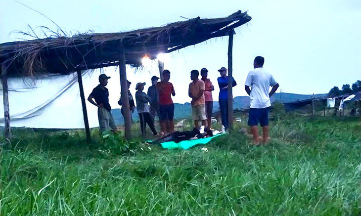 Thi thể thiếu niên ở Phú Yên chết đuối ở vực Dài được đưa lên bờ - Ảnh: TÂY HÒA
