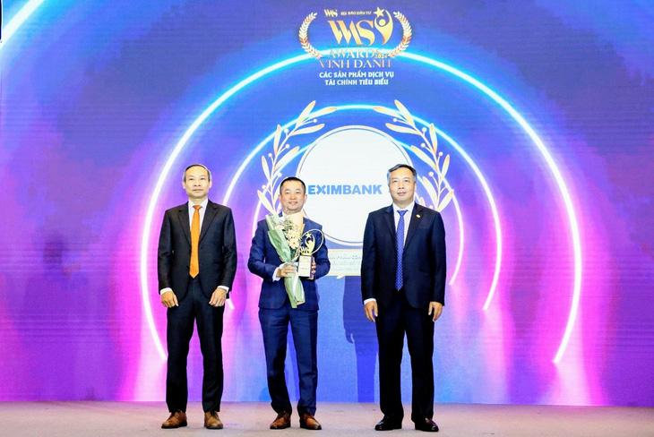 Ông Nguyễn Hướng Minh, Phó Tổng Giám đốc Eximbank (giữa) nhận cúp giải thưởng - Ảnh: Eximbank