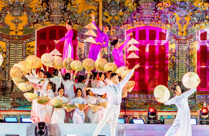 Show trình diễn áo dài trong đêm khai màn sẽ được Thừa Thiên Huế đầu tư, biến thành một sản phẩm du lịch tại Hoàng cung về đêm – Ảnh: BẢO MINH