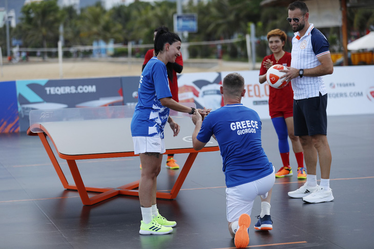 Khoảnh khắc cặp đôi vận động viên trao nhẫn cầu hôn ngay cạnh bàn thi đấu Giải Teqball thế giới 2024 - Ảnh: BTC