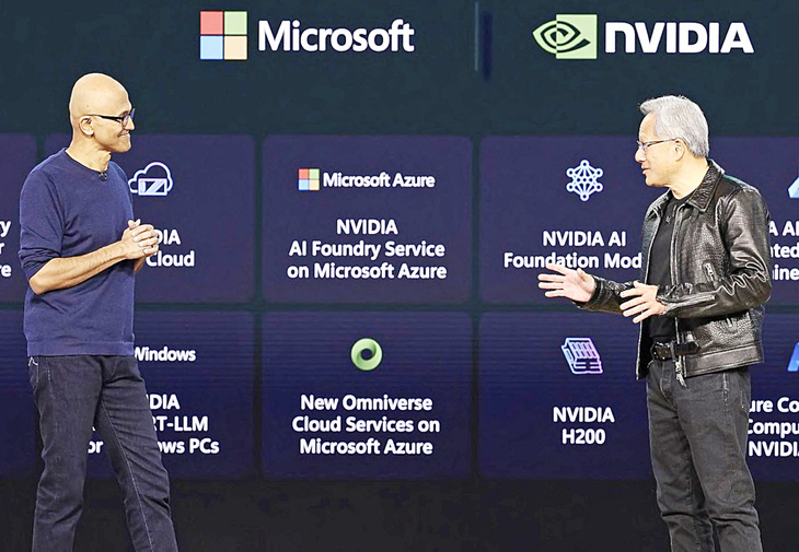 CEO Microsoft Satya Nadella (trái) và CEO Nvidia Jensen Huang tại một sự kiện của Microsoft vào tháng 11-2023 - Ảnh: MICROSOFT