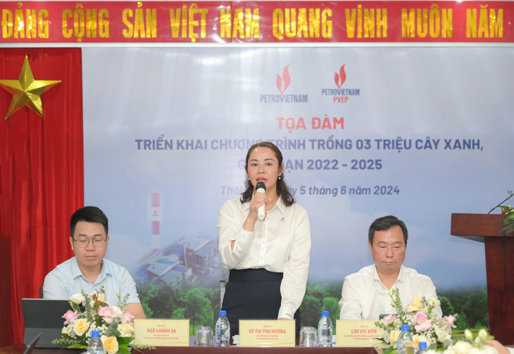 Bà Vũ Thị Thu Hương - phó trưởng Ban Truyền thông và Văn hóa Doanh nghiệp Tập đoàn phát biểu tại tọa đàm