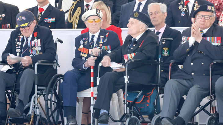 Các cựu chiến binh tham dự lễ kỷ niệm 80 năm ngày D-Day ở gần làng Ver-sur-Mer miền tây bắc nước Pháp, trong ngày 6-6 - Ảnh: Reuters