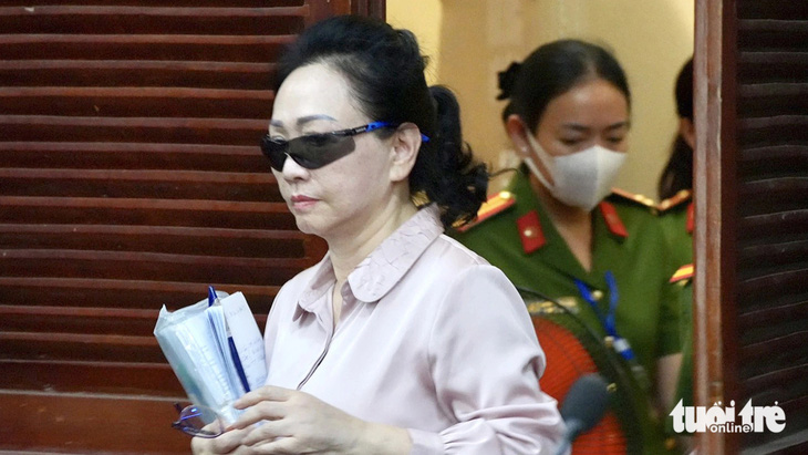 Bà Trương Mỹ Lan được dẫn vào phiên tòa xét xử vụ án Vạn Thịnh Phát - Ảnh: HỮU HẠNH