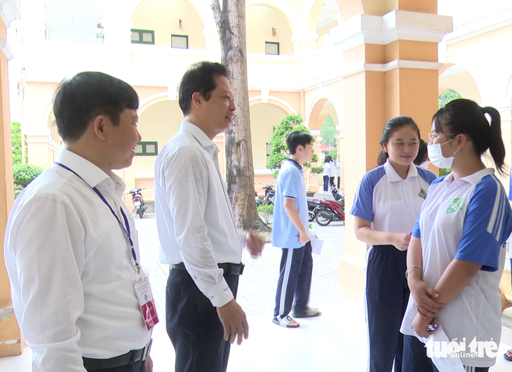 Ông Nguyễn Thành Diệu (thứ hai từ trái sang), phó chủ tịch UBND tỉnh Tiền Giang, thăm hỏi, động viên các thí sinh thi vào lớp 10 - Ảnh: HOÀI THƯƠNG