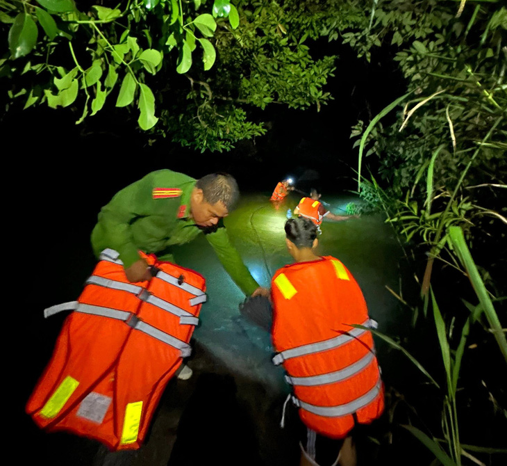Giải cứu nhóm thanh niên bị mắc kẹt trên sông Đồng Nai trong đêm - Ảnh: Công an cung cấp