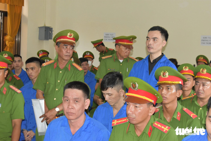 Bị cáo Phạm Anh Hiếu (áo xanh, đứng) bị phạt tù chung thân về tội giết người 