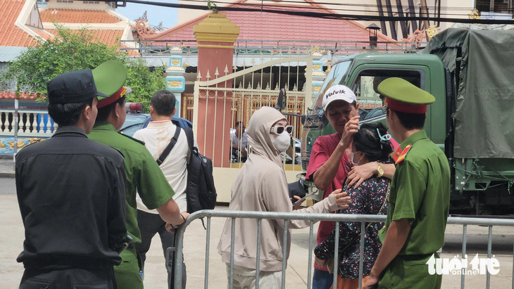 Sau khi tòa tuyên án tử hình, ông Đoàn Xuân Tuấn (áo đỏ) và vợ là cha mẹ của bị cáo Đoàn Thiên Long khóc thét tại tòa 