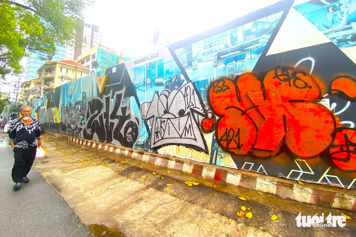 Bờ tường dọc tuyến đường Trần Hưng Đạo bị vẽ bậy nhiều hình vẽ kiểu graffiti nhếch nhác khiến nhiều người ngán ngẩm khi nhìn vào - Ảnh: TIẾN QUỐC