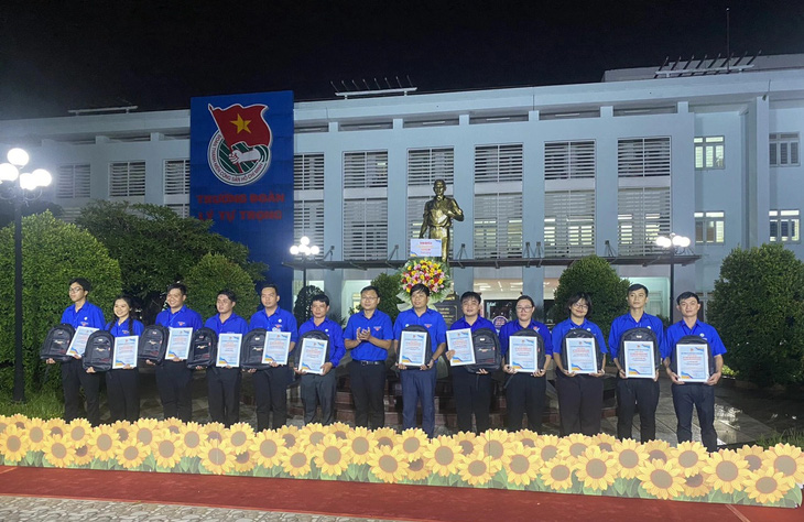 Anh Trương Minh Tước Nguyên, phó bí thư Thành Đoàn TP.HCM, trao quà và chứng nhận cho các đại biểu - Ảnh: BÌNH MINH