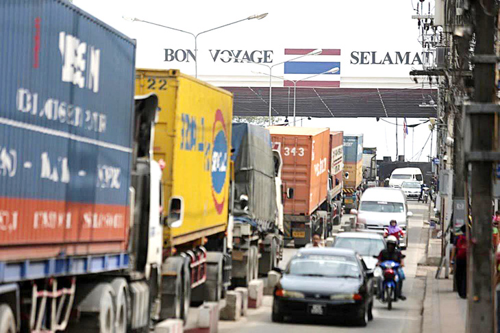 Hàng xe vận tải xếp hàng qua cửa khẩu Thái Lan - Malaysia Sadao ở tỉnh Songkhla, Thái Lan - Ảnh: Bangkok Post