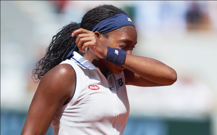Sao quần vợt khóc vì 'cãi không lại' trọng tài ở Pháp mở rộng