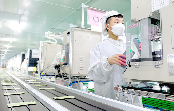 Lao động sản xuất trong phòng sạch tại nhà máy linh kiện điện thoại ở Bắc Ninh  - Ảnh: HÀ QUÂN