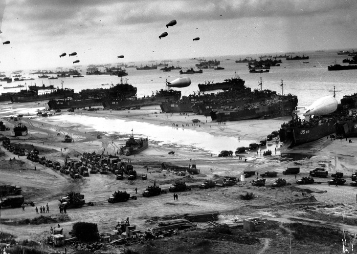 Tàu đổ bộ tại bờ biển Omaha (Pháp) - một trong năm khu đổ bộ của quân Đồng minh - vài ngày sau D-Day - Ảnh: Cục Quản lý hồ sơ và văn khố quốc gia Mỹ
