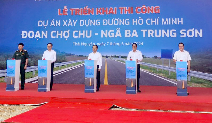 Lãnh đạo Bộ Giao thông vận tải và UBND tỉnh Thái Nguyên phát lệnh thi công dự án đường Hồ Chí Minh đoạn Chợ Chu - Ngã ba Trung Sơn - Ảnh: ĐỖ HÙNG