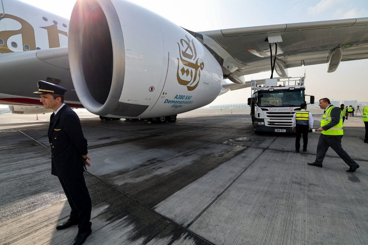 Nhân viên mặt đất của hãng hàng không Emirates tiếp nhiên liệu SAF cho chiếc Airbus A380 cho chuyến bay trình diễn tại Sân bay Quốc tế Dubai vào ngày 22-11-2023 - Ảnh: AFP