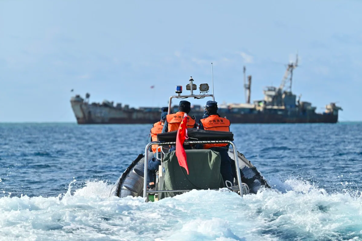 Lực lượng hải cảnh Trung Quốc di chuyển gần tàu BRP Sierra Madre của Philippines ở Biển Đông vào ngày 16-5 - Ảnh: TÂN HOA XÃ