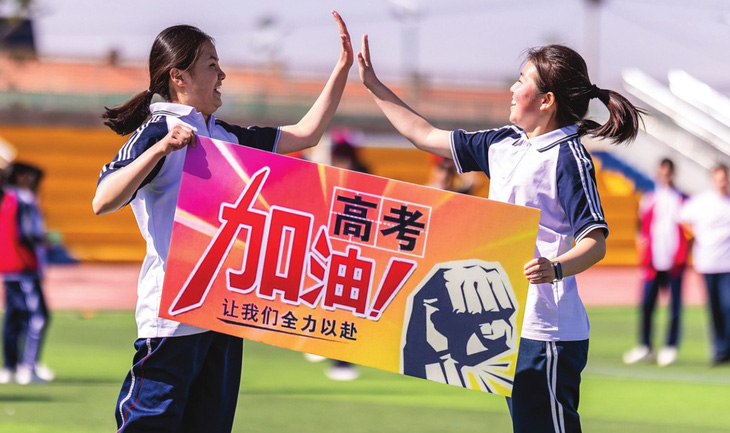 Hai học sinh tại một trường trung học ở khu tự trị Nội Mông của Trung Quốc tham gia sự kiện thể thao trước khi bước vào kỳ thi đại học, ngày 13-5-2024 - Ảnh: IC