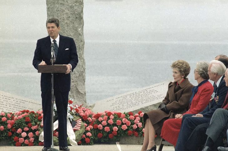 Cựu tổng thống Mỹ Ronald Reagan phát biểu nhân dịp kỷ niệm 40 năm ngày D-Day năm 1984 - Ảnh: WALL STREET JOURNAL