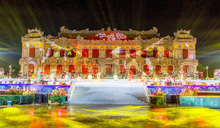 Sân khấu điện Kiến Trung là nơi diễn ra đêm nghệ thuật khai màn tuần lễ Festival nghệ thuật quốc tế Huế 2024 - Ảnh: BẢO MINH