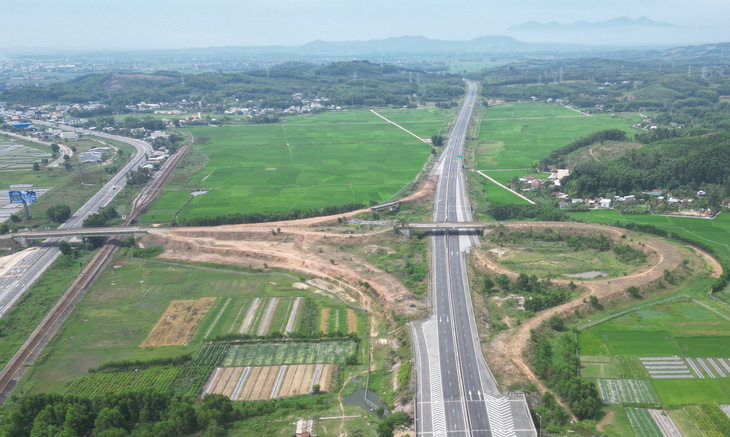 Nút giao kết nối cao tốc Đà Nẵng - Quảng Ngãi với Khu kinh tế Dung Quất dang dở dù những phần việc quan trọng đã xong - Ảnh: TRẦN MAI