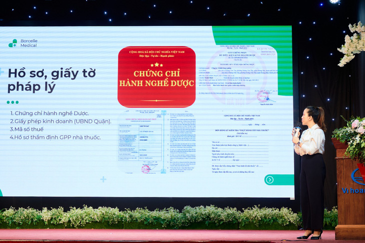 Dược sĩ Phạm Thùy Thu Hà chia sẻ về việc lập kế hoạch kinh doanh cho nhà thuốc mới - Ảnh: Buymed