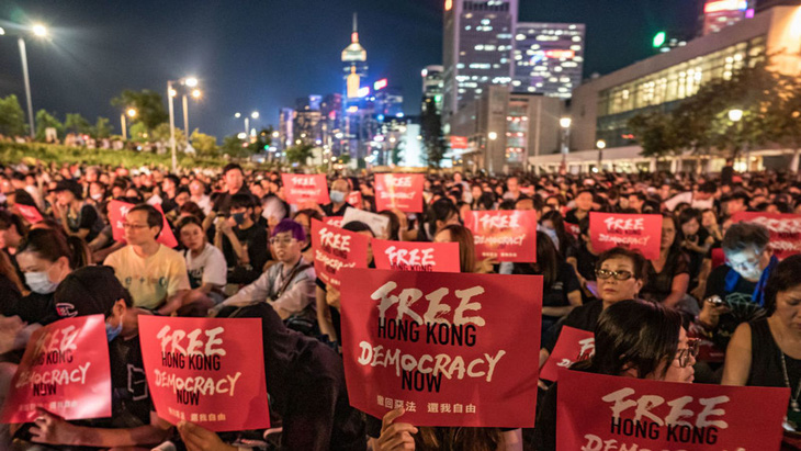 Những cuộc biểu tình lớn nổ ra ở Hong Kong đã khiến đại lục thay đổi quan điểm chính sách. Ảnh: Sky News