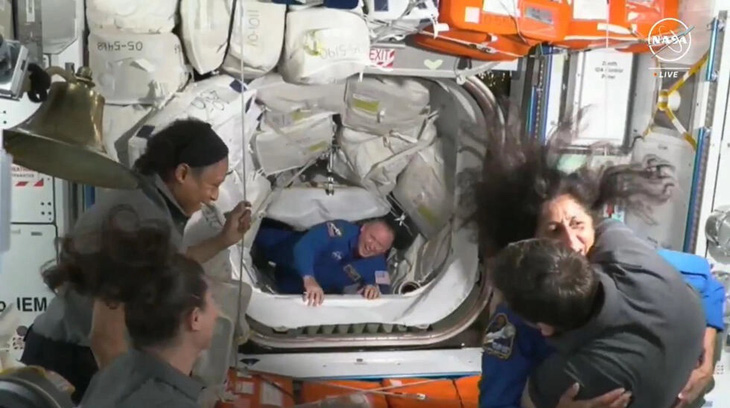Phi hành gia Suni Williams (phải, áo xanh) và phi hành gia Butch Wilmore (giữa) vào bên trong ISS, sau khi du hành bằng tàu Starliner của Boeing ngày 6-6 - Ảnh: AFP
