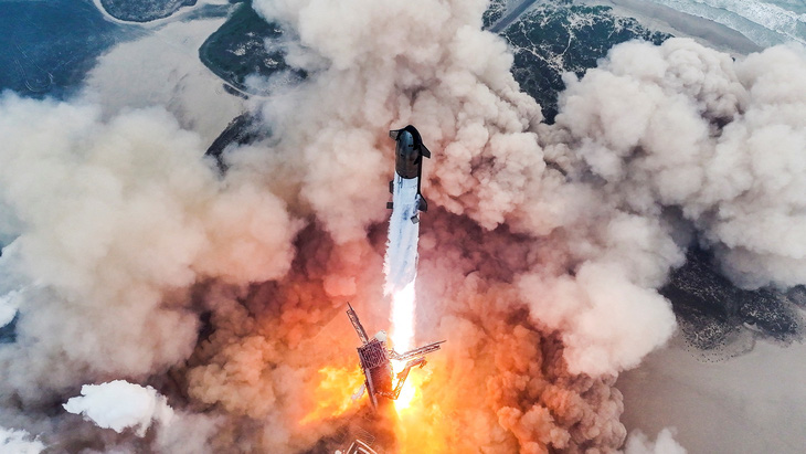 Tên lửa Super Heavy mang theo tàu vũ trụ Starship rời bệ phóng ngày 6-6 - Ảnh: REUTERS