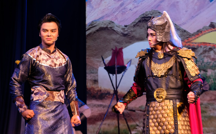 Nghệ sĩ Võ Minh Lâm (vai hoàng tử Chiêu Văn) và Lâm Minh Nghiêm (vai Quách Quỳ) trong vở Sấm vang dòng Như Nguyệt - Ảnh: LINH ĐOAN