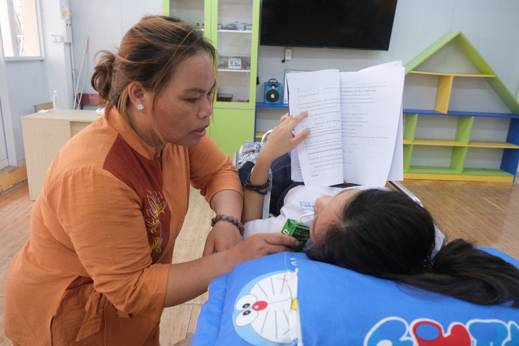 Bà Trang chăm sóc con gái Yến Nhi sau môn thi ngữ văn - Ảnh: NGỌC PHƯỢNG