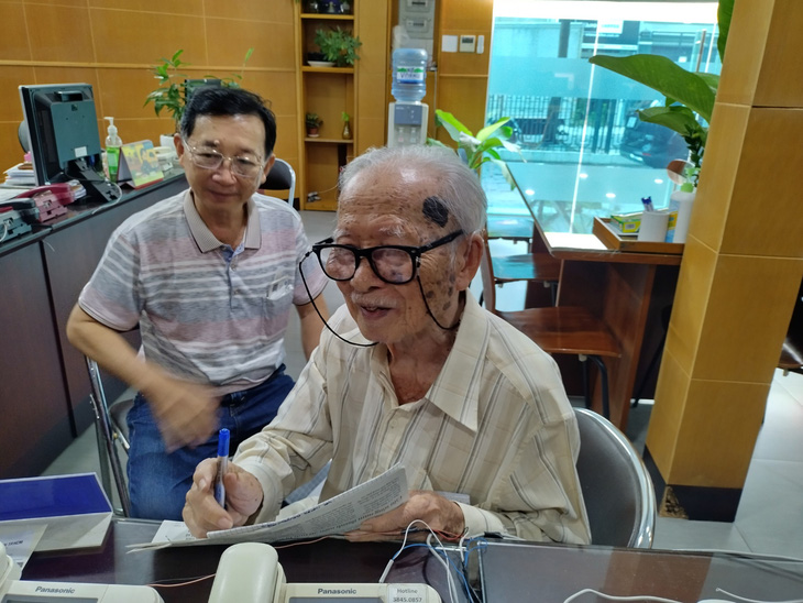 Cụ ông Huỳnh Văn Ngãi (quận Bình Tân, TP.HCM) đến tòa soạn báo Tuổi Trẻ ủng hộ số tiền 10 triệu đồng cho các hoạt động thiện nguyện của báo - Ảnh: CÔNG DŨNG