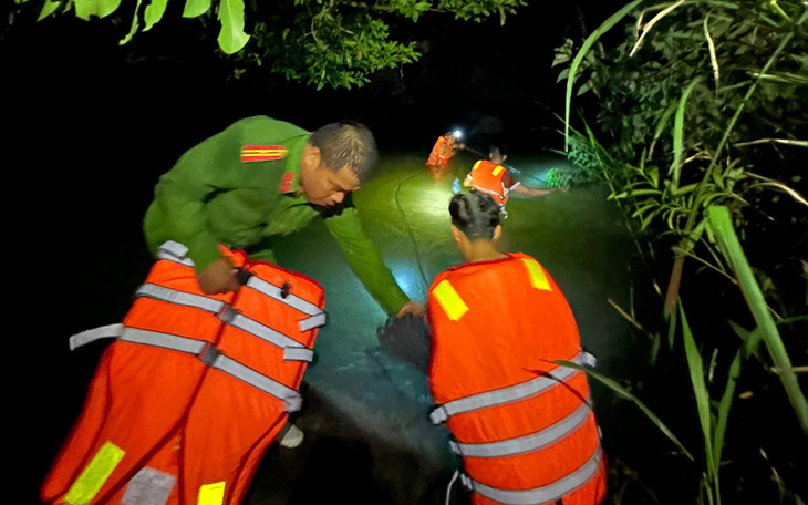 Giải cứu 5 nam nữ thanh niên đi tắm bị mắc kẹt giữa sông Đồng Nai do thủy điện xả nước