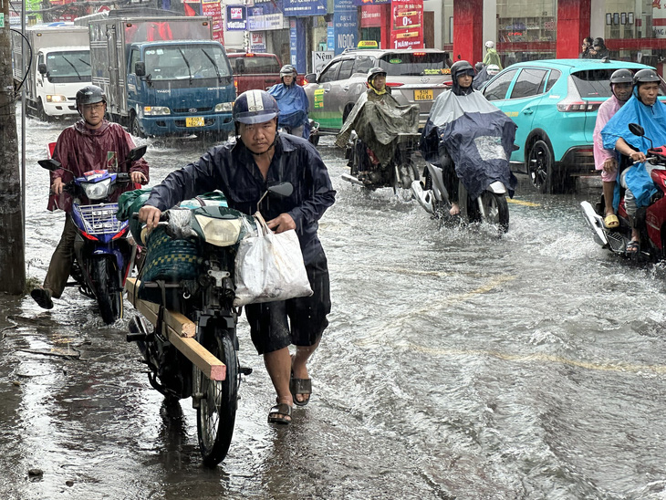 Mưa lớn làm đường Đỗ Xuân Hợp ‘dậy sóng’, nước tràn vào ủy ban phường- Ảnh 9.