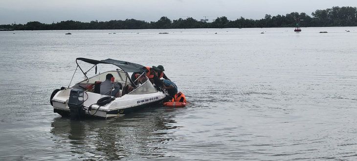Lực lượng Bộ đội biên phòng TP.HCM tiếp cận hiện trường, cứu người trong vụ lật thuyền máy trên sông Đồng Nai - Ảnh: Cơ quan chức năng cung cấp