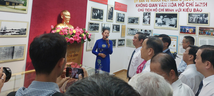Các đại biểu tham quan Không gian văn hóa Hồ Chí Minh - Điểm hẹn kiều bào - Ảnh: HOÀNG LÊ
