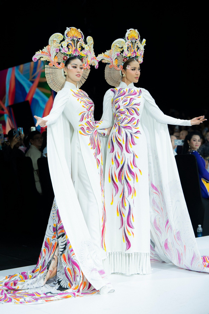 Thiết kế áo dài kỳ công thuộc bộ sưu tập 'Mộc' của NTK Minh Châu ra mắt năm 2023, do hoa hậu Khánh Vân và siêu mẫu Minh Tú cùng trình diễn.