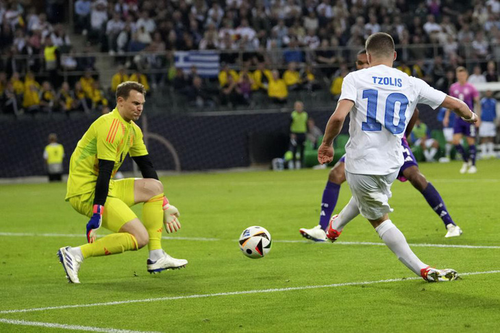 Thủ môn Manuel Neuer bị chỉ trích vì sai lầm ở trận đấu với Hy Lạp - Ảnh: Reuters