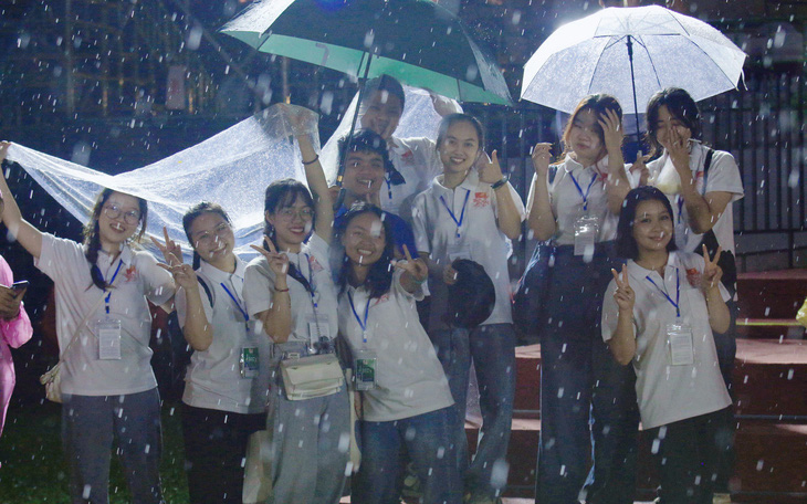 Bạn trẻ đội mưa lau sân khấu, phục vụ lễ khai mạc Festival Huế 2024