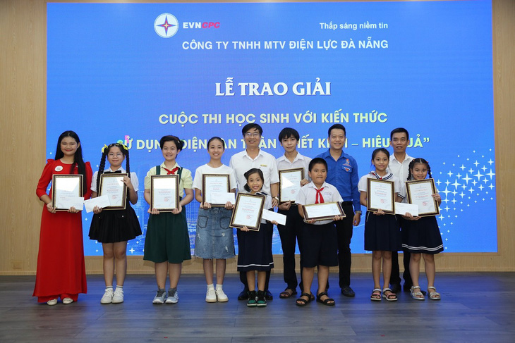 Học sinh các trường tiểu học, THCS trên địa bàn TP Đà Nẵng lên nhận giải - Ảnh: PC Đà Nẵng