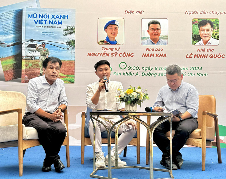 Từ trái qua: nhà thơ Lê Minh Quốc, trung úy Nguyễn Sỹ Công, nhà báo Nam Kha chia sẻ trong chương trình - Ảnh: HỒ LAM