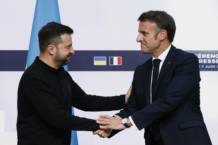 Tổng thống Ukraine Volodymyr Zelensky và Tổng thống Pháp Emmanuel Macron trong họp báo chung tại Điện Elysee ở Paris, Pháp ngày 7-6 - Ảnh: AFP